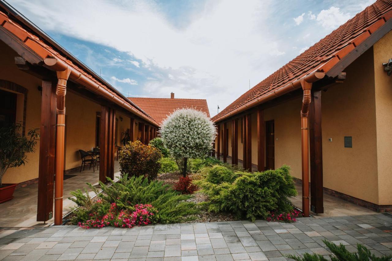 Németh Apartmanházak Mórahalom Exterior foto